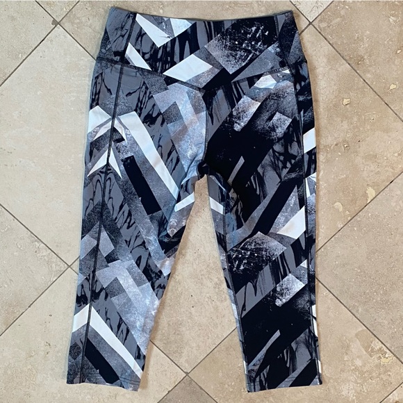 Nike Size Medium Dri-Fit Women’s Capri Leggings - Picture 5 of 7